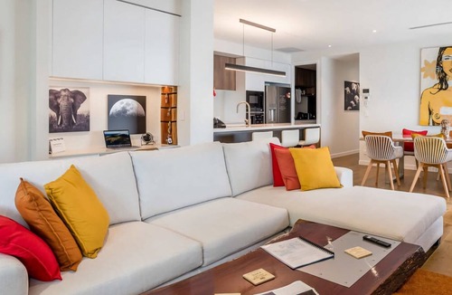 East Brisbane Apartment | Creative East Brisbane Escape Balcony & Parking