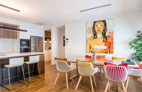 East Brisbane Apartment | Creative East Brisbane Escape Balcony & Parking