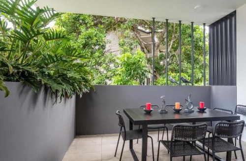 East Brisbane Apartment | Creative East Brisbane Escape Balcony & Parking