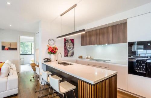 East Brisbane Apartment | Creative East Brisbane Escape Balcony & Parking