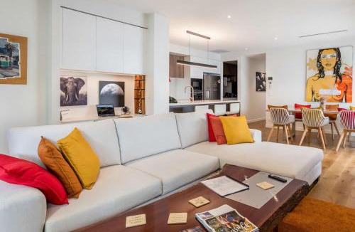 East Brisbane Apartment | Creative East Brisbane Escape Balcony & Parking