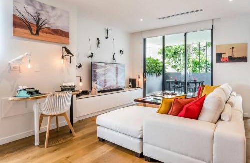 East Brisbane Apartment | Creative East Brisbane Escape Balcony & Parking