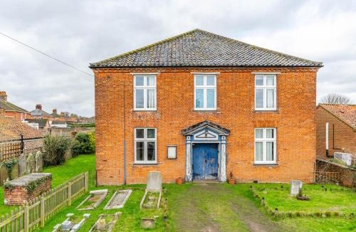 Briston House | Creative Norfolk Chapel with Piano and Sauna Sleeps 10