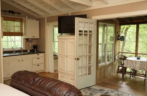 Nacogdoches Cabin | Creek Cabin - A secluded, creekside paradise at Stag Leap Cabins!