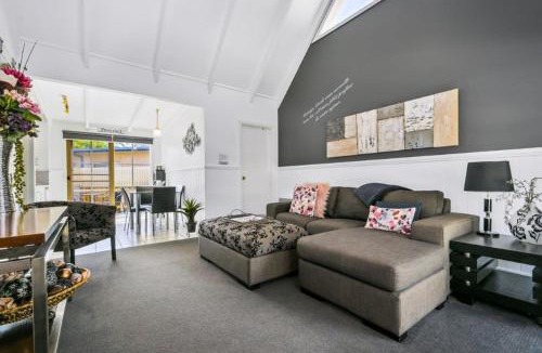 Traralgon Bed & Breakfast | Creek Cottage Bed and Breakfast Traralgon