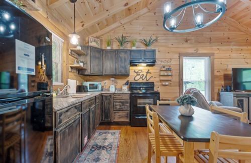Pearisburg Cabin | Creek Front Cabin in Pearisburg