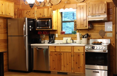 Andrews Cabin | Creek Front Mountain Cabin with Jacuzzi.