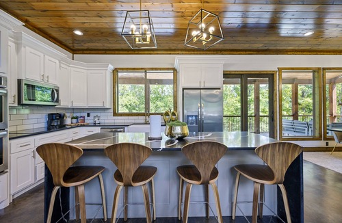 Golden Cabin | Creek, PickleBall/Basketball, Game Room, EV, Pets, D2C