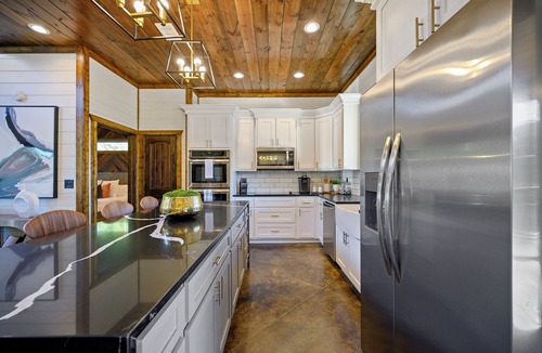 Golden Cabin | Creek, PickleBall/Basketball, Game Room, EV, Pets, D2C