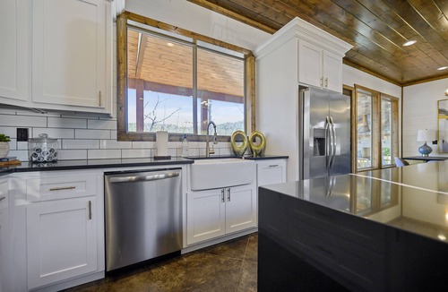 Golden Cabin | Creek, PickleBall/Basketball, Game Room, EV, Pets, D2C