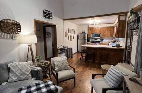 Hattiesburg House | Creek-side getaway, big deck, easy access to the city while being off the grid!