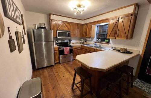 Hattiesburg House | Creek-side getaway, big deck, easy access to the city while being off the grid!