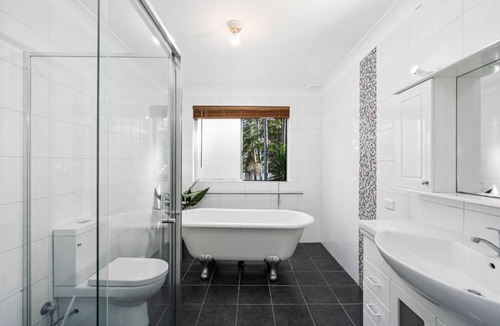 Central Coast House | Creek Side Hideaway – Waterfront, Sleeps 10, Pet friendly