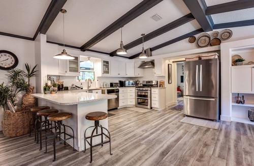 Middleburg House | Creekfront 4BR Home w/Hot Tub, Dock & Firepit
