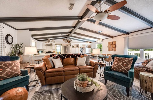 Middleburg House | Creekfront 4BR Home w/Hot Tub, Dock & Firepit