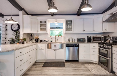 Middleburg House | Creekfront 4BR Home w/Hot Tub, Dock & Firepit