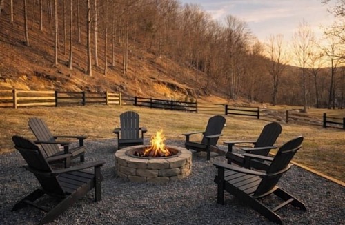 Roseland Cottage | Creekfront Cabin Fire Pit Fenced Yard Near Crabtree Falls