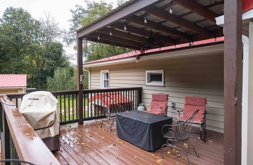 Roseland Cottage | Creekfront Cabin Fire Pit Fenced Yard Near Crabtree Falls
