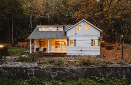 Cuddebackville Cabin | Creekfront Cabin Sauna & Hot Tub Hikers Hollow