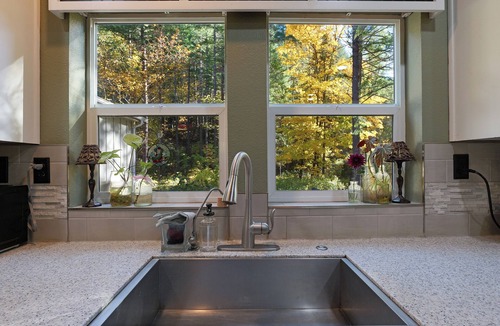 Trail House | Creekfront Forest Sanctuary Gateway to Crater Lake