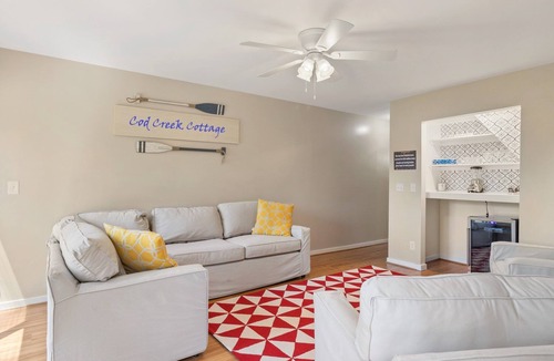 Reedville Cottage | CreekFront/Kayaks/Float Mat/Paddleboard/PrivateDock/10MinDrivetoMainStReedville