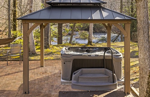 Bushkill Cabin | Creekfront Rustic Log Cabin