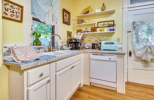Yellville House | Creekfront Yellville Manor w/Parlors & Fire Pit!