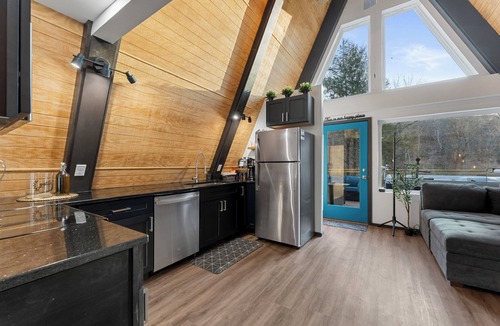 Omaha House | Creekside A-frame Hot Tub 1st FL King Suite🖤PET