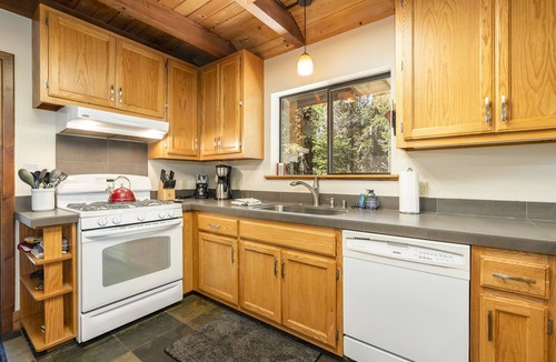 Truckee Cabin | Creekside Cabin – Cozy Dog-Friendly Cabin in TD Surrounded by Trails