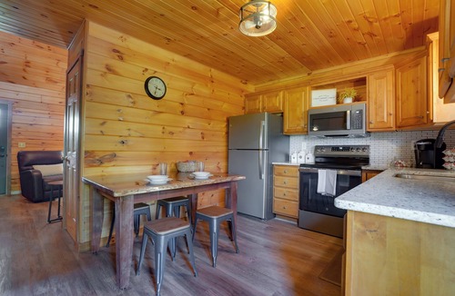 Mount Aetna Cabin | Creekside Cabin | Kayaks + Hot Tub