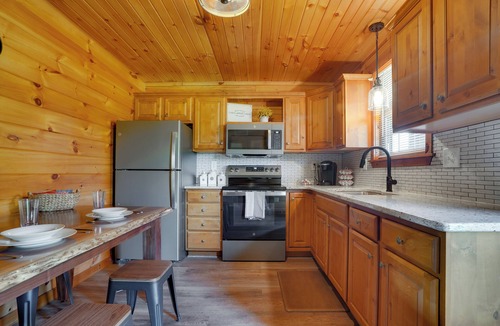 Mount Aetna Cabin | Creekside Cabin | Kayaks + Hot Tub