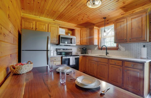 Mount Aetna Cabin | Creekside Cabin | Kayaks + Hot Tub