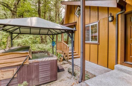 Mount Hood Village House | Creekside Cabin