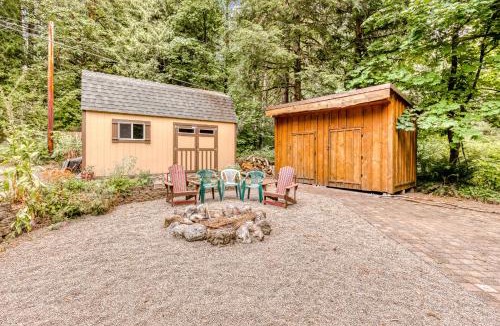 Mount Hood Village House | Creekside Cabin