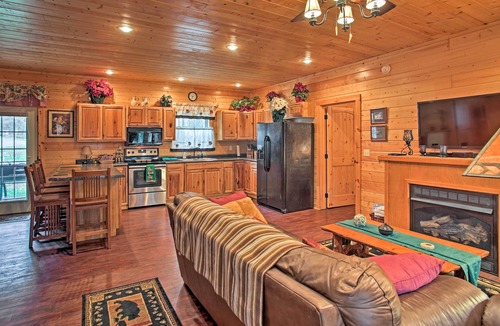 Gatlinburg Cabin | Creekside Cabin w/Hot Tub in Gatlinburg!