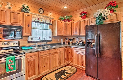 Gatlinburg Cabin | Creekside Cabin w/Hot Tub in Gatlinburg!