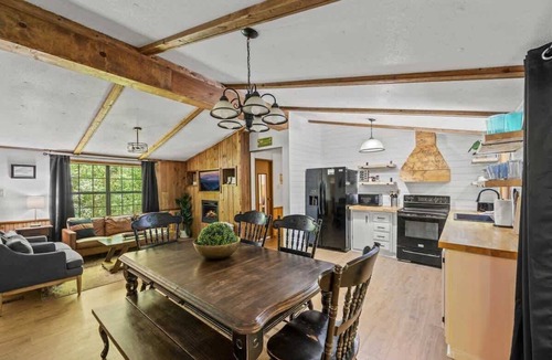Rocky Grove House | Creekside Cabin Yard, Fire Pit & Hot Tub
