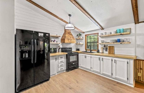 Rocky Grove House | Creekside Cabin Yard, Fire Pit & Hot Tub