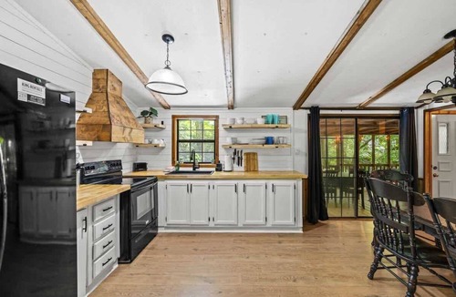 Rocky Grove House | Creekside Cabin Yard, Fire Pit & Hot Tub