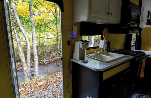 Dailey House | Creekside Camper & Mountain Hiking!