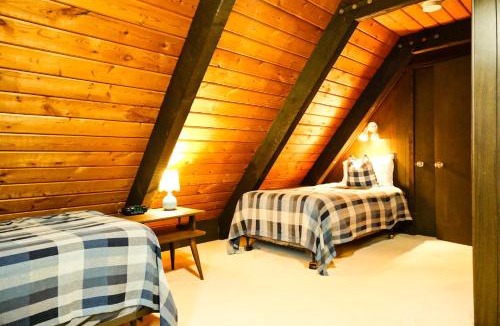 Bessemer Ski Chalet | Creekside Chalet - Huge Indoor Spa