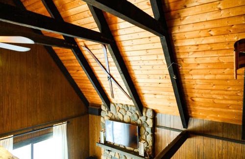 Bessemer Ski Chalet | Creekside Chalet - Huge Indoor Spa