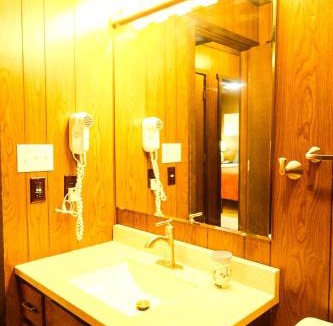 Bessemer Ski Chalet | Creekside Chalet - Huge Indoor Spa