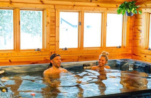 Bessemer Ski Chalet | Creekside Chalet - Huge Indoor Spa