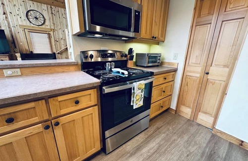 Redmond Ski Chalet | Creekside Chalet with private hot tub