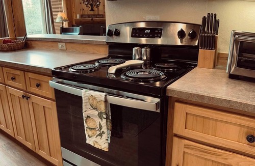 Redmond Ski Chalet | Creekside Chalet with private hot tub