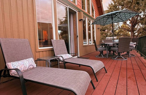 Redmond Ski Chalet | Creekside Chalet with private hot tub