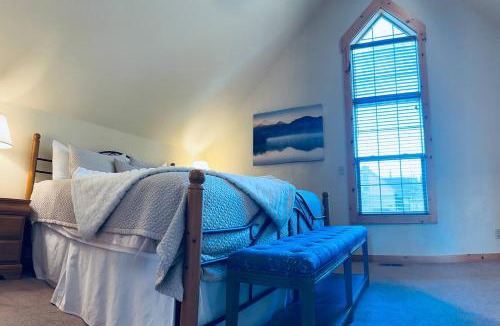 Redmond Ski Chalet | Creekside Chalet with private hot tub