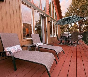 Redmond Ski Chalet | Creekside Chalet with private hot tub