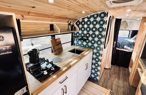 Chesterfield House | Creekside Cool Bus - A/C & Heat
